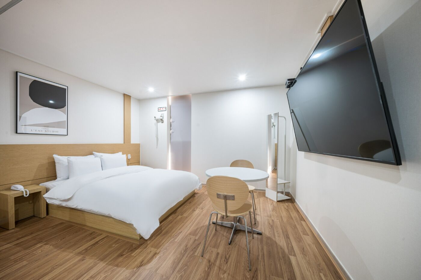 Bàn, phòng cách âm, truy cập Internet không dây miễn phí 