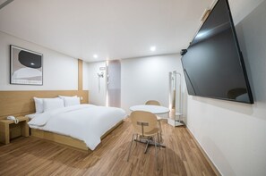 Escritorio, sistema de insonorización, wifi gratis y ropa de cama 