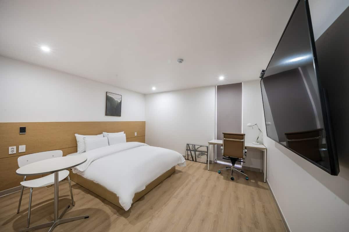 Business Suite Room | Een bureau, geluiddichte muren, gratis wifi, beddengoed