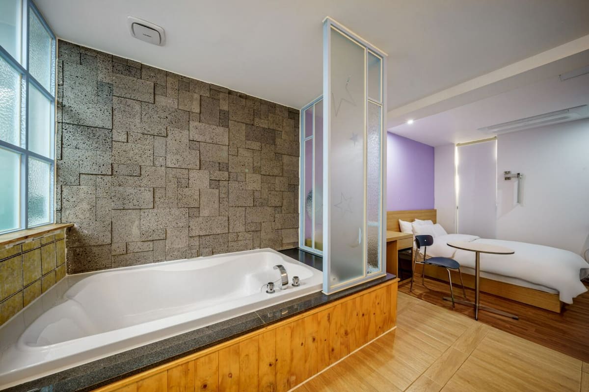 Couple Spa Room | Een bureau, geluiddichte muren, gratis wifi, beddengoed