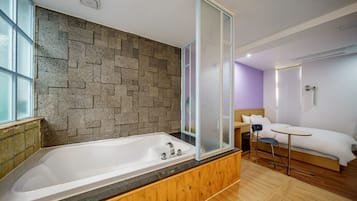 Couple Spa Room | Desk, soundproofing, free WiFi, bed sheets