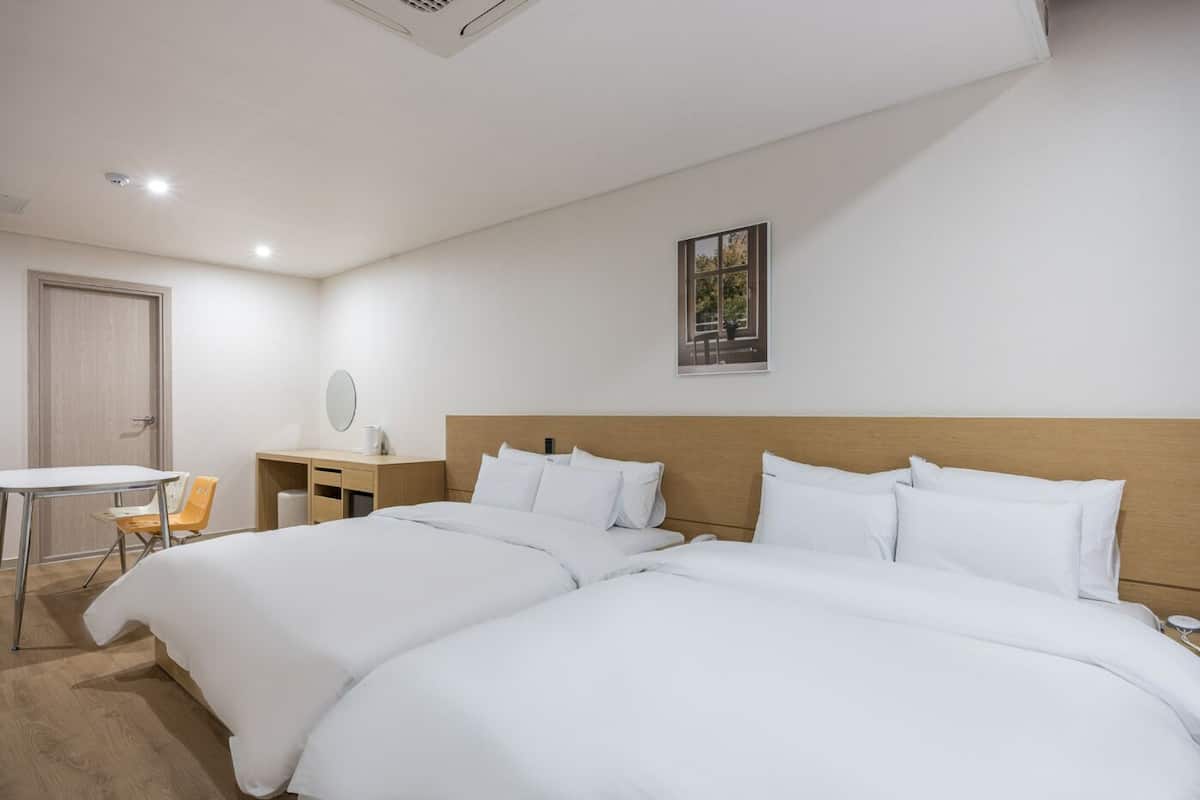 Twin Room | Een bureau, geluiddichte muren, gratis wifi, beddengoed