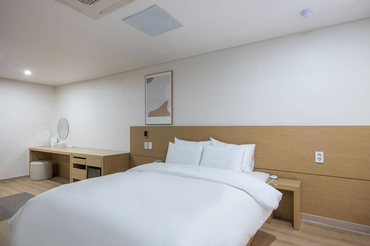 PC Room | Desk, free WiFi, bed sheets
