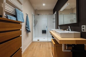 Habitación cuádruple Deluxe | Baño | Albornoces y zapatillas