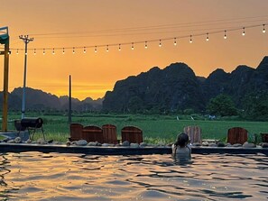 Swim-up bar