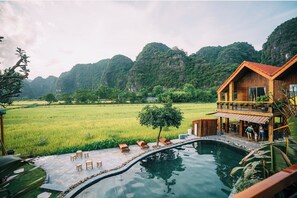 Swim-up bar - Tam Coc Windy Fields (Nam Hoa Lu)