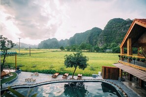 Swim-up bar - Tam Coc Windy Fields (Hoa Lu)