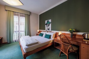 Superior Double Room, Corner | Desk, laptop workspace, free WiFi, bed sheets - Hotel Alla Grotta (Lazise)