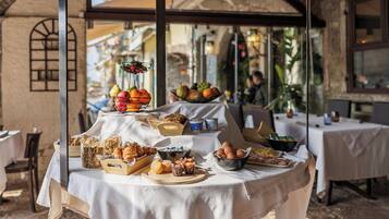 包每日自助早餐