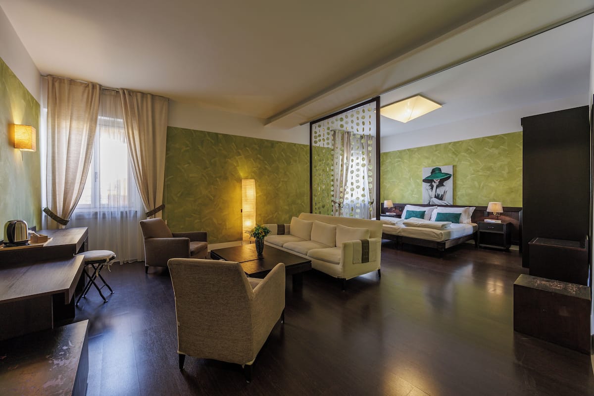 Junior Studio Suite, Partial Lake View