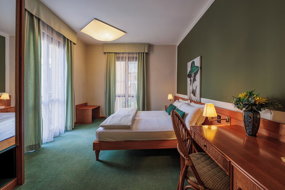 Superior Double Room, Corner | Desk, laptop workspace, free WiFi, bed sheets