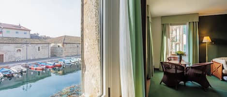 Estudi en suite Elite, vistes al llac, al costat del llac | Escriptori, espai de treball apte per a portàtils i wifi gratuïta