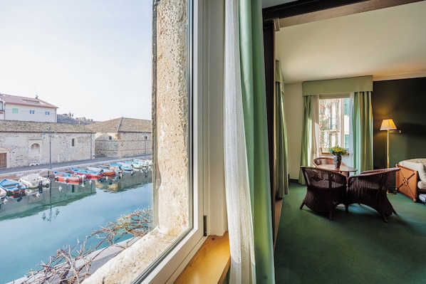 Bureau, espace de travail pour ordinateur portable, Wi-Fi gratuit