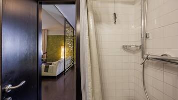 普通開放式套房 | 浴室 | 淋浴設備、免費梳洗用品、風筒、提供毛巾
