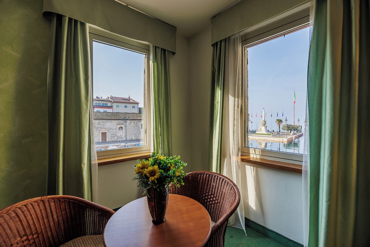 Elite Studio Suite, Lake View, Lakeside | Desk, laptop workspace, free WiFi, bed sheets