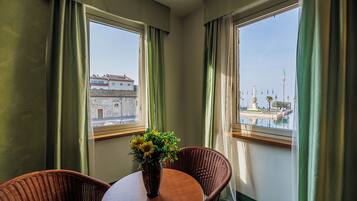 Suite monolocale Elite, vista lago, lato lago | Una scrivania, postazione laptop, Wi-Fi gratuito, lenzuola