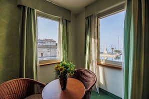 Bureau, espace de travail pour ordinateur portable, Wi-Fi gratuit