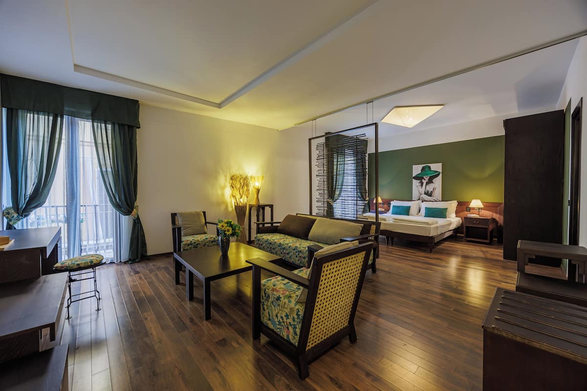 Desk, laptop workspace, free WiFi, bed sheets