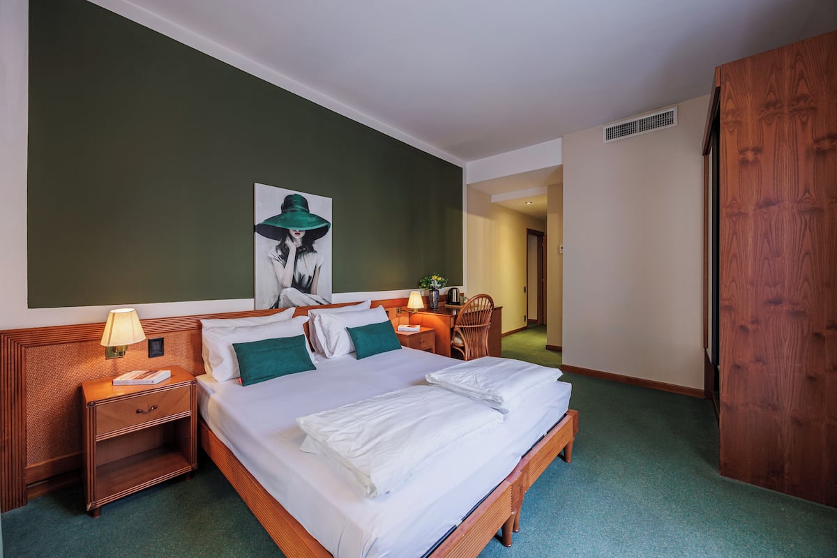 Superior Double Room, Private Bathroom, Partial Lake View