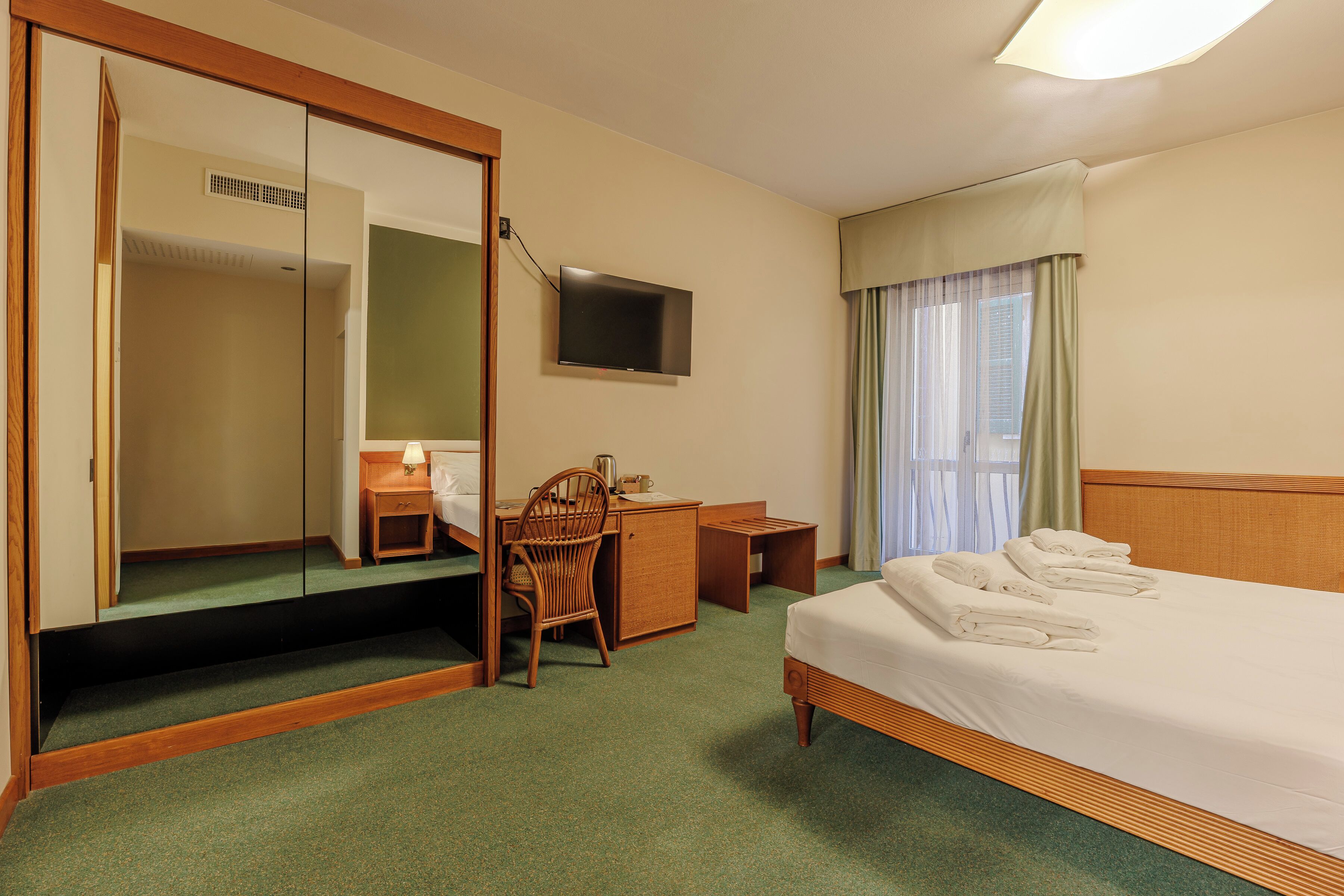 经济双人房 | 办公桌、笔记本电脑工作区、免费 WiFi、床单