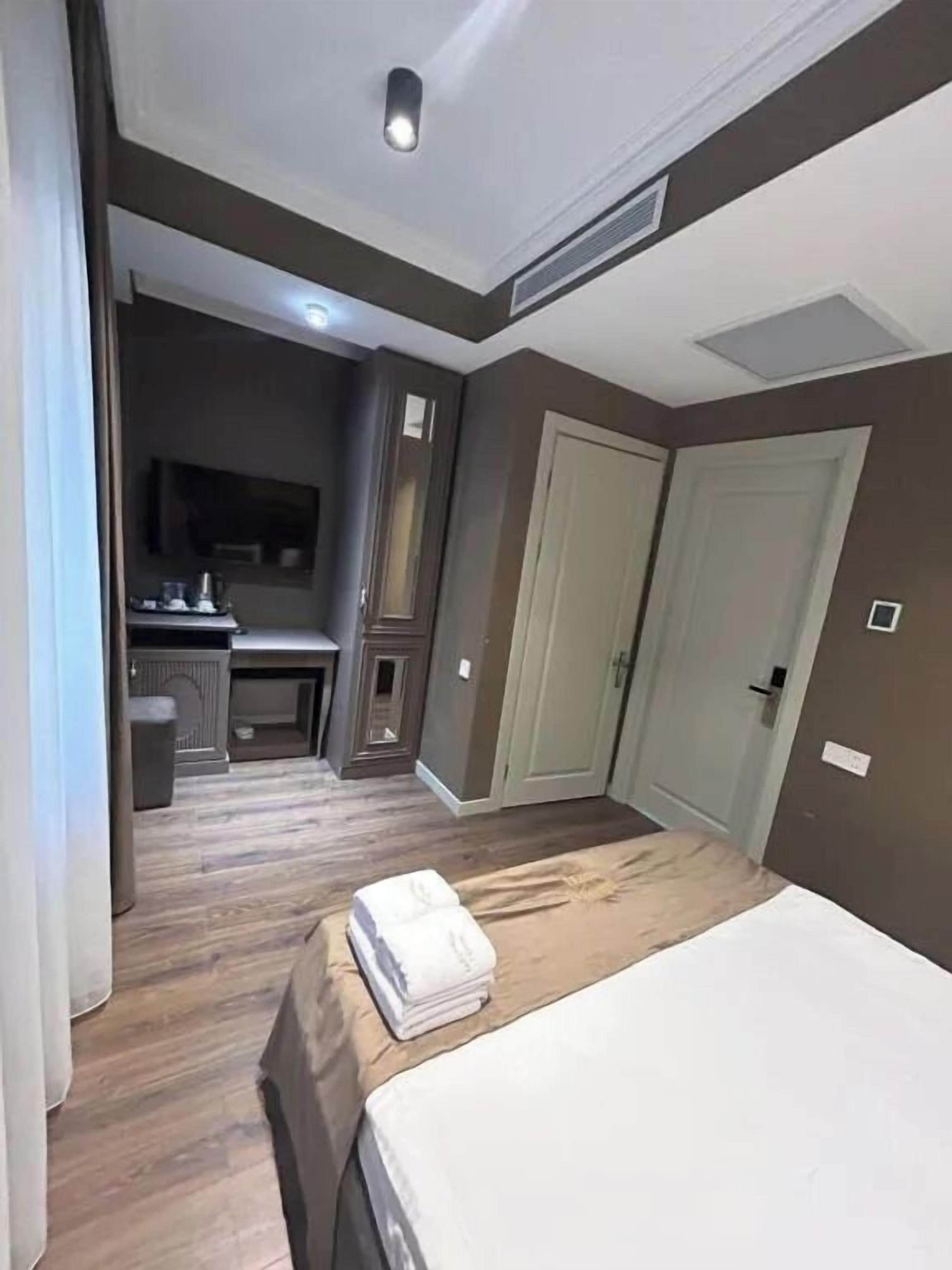 Photo - Parliament Hotel & Restaurant