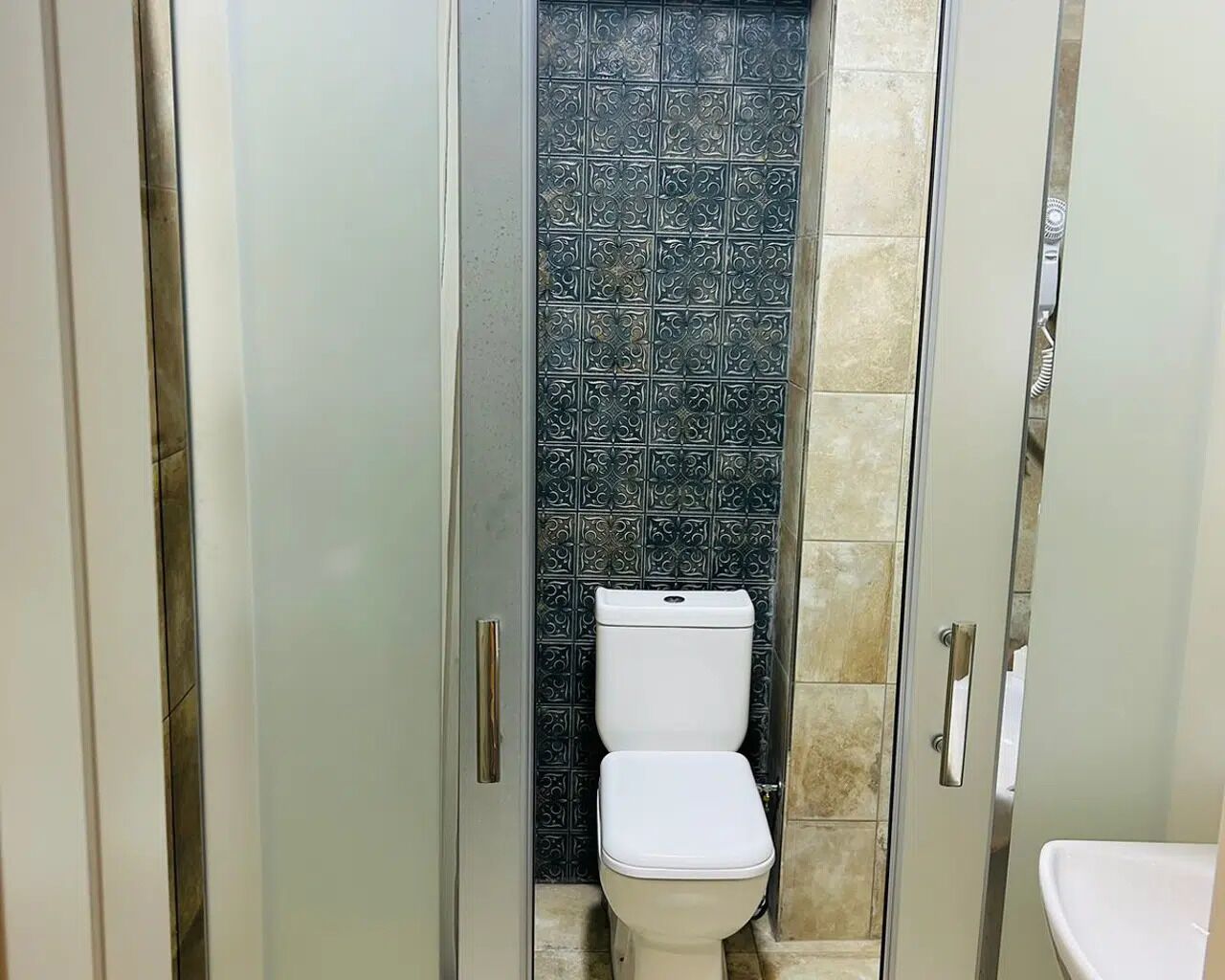 Photo - Parliament Hotel & Restaurant