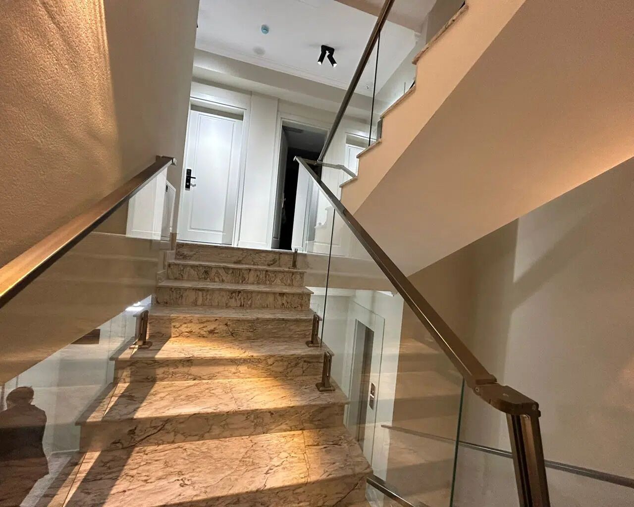 Photo - Parliament Hotel & Restaurant