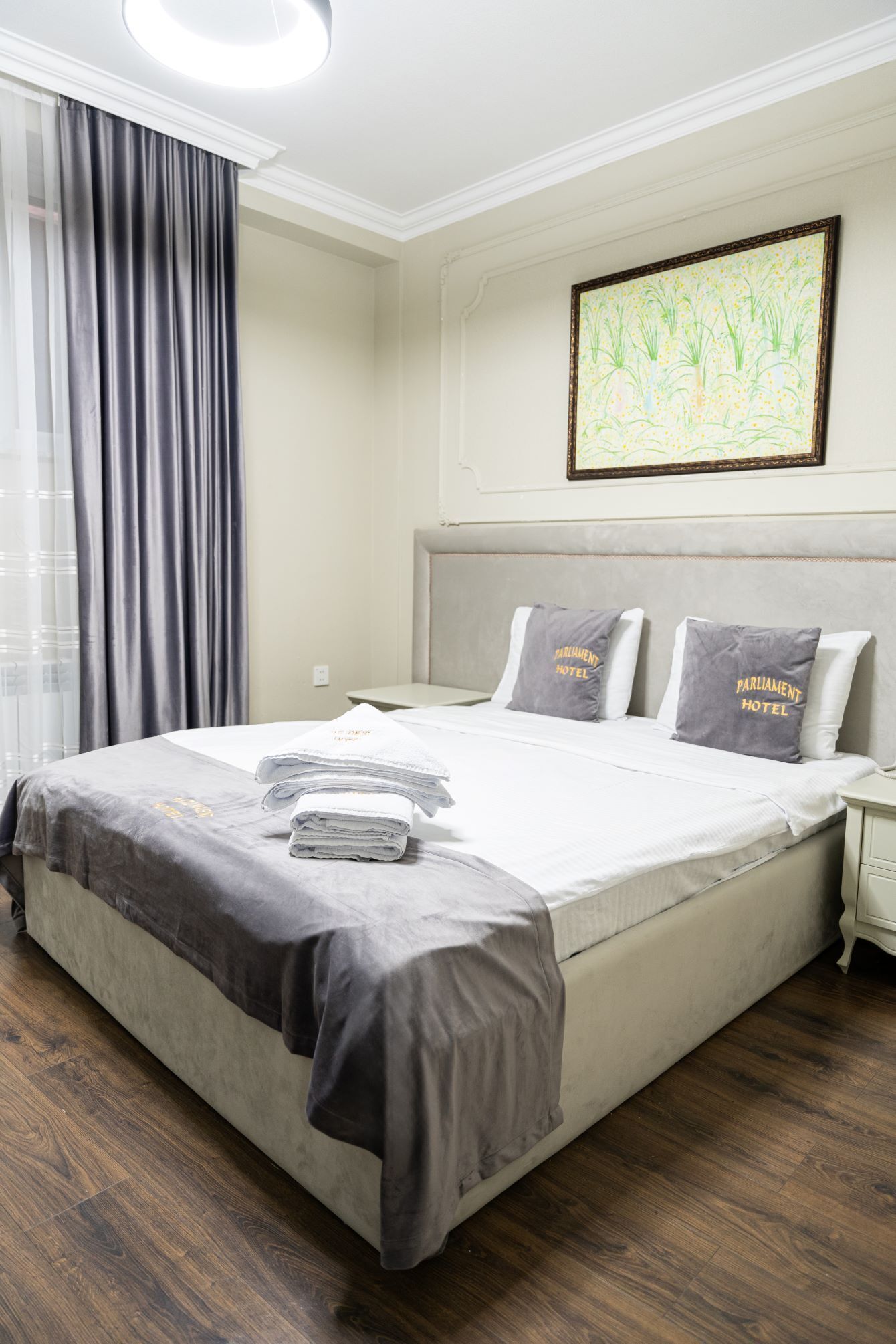 Standaard kamer, uitzicht op de stad | Luxe beddengoed, een minibar, een kluis op de kamer, een bureau