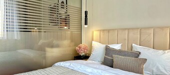 "Mono" cozy 1-bedroom with WiFi and AC in center of Almaty with mountian view