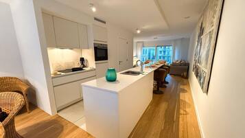 Micro-ondes, plaque de cuisson, lave-vaisselle, cafetiĂšre/bouilloire