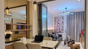 Een moderne woonkamer met een bank, een salontafel en een laptop op de tafel.
