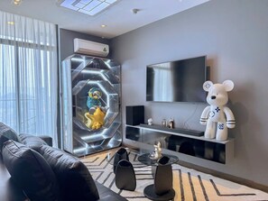 One-Bedroom Apartment, Sea View | บริเวณนั่งเล่น | สมาร์ททีวี 48 นิ้ว พร้อมช่องดาวเทียม