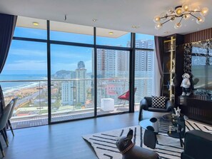 One-Bedroom Apartment, Sea View | Area keluarga | Smart TV 48-inci dengan saluran TV satelit