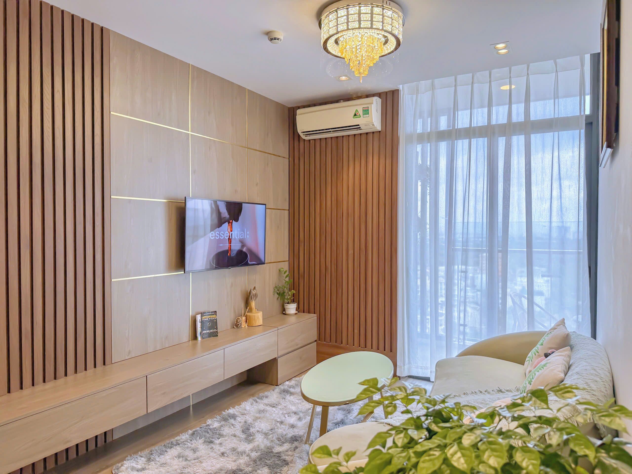 ดีลักซ์อพาร์ทเมนท์, 1 ห้องนอน, เห็นวิวมหาสมุทรบางส่วน, ริมทะเล | บริเวณนั่งเล่น | สมาร์ททีวี 48 นิ้ว พร้อมช่องดาวเทียม