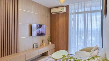 Deluxe-Apartment, 1 Schlafzimmer, eingeschränkter Meerblick, Meerseite | Wohnbereich