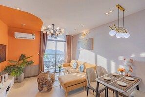 One-Bedroom Apartment, City View | Zona de estar | Smart TV de 48 pulgadas con canales por satélite