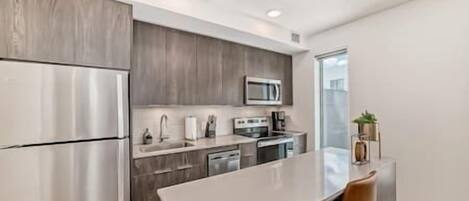 Kjøleskap, mikrobølgeovn, ovn og kokeplater