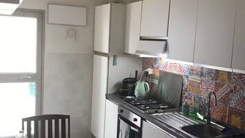 Jääkaappi, mikroaaltouuni, uuni, liesi