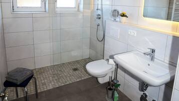 Dusche, Handtücher, Toilettenpapier