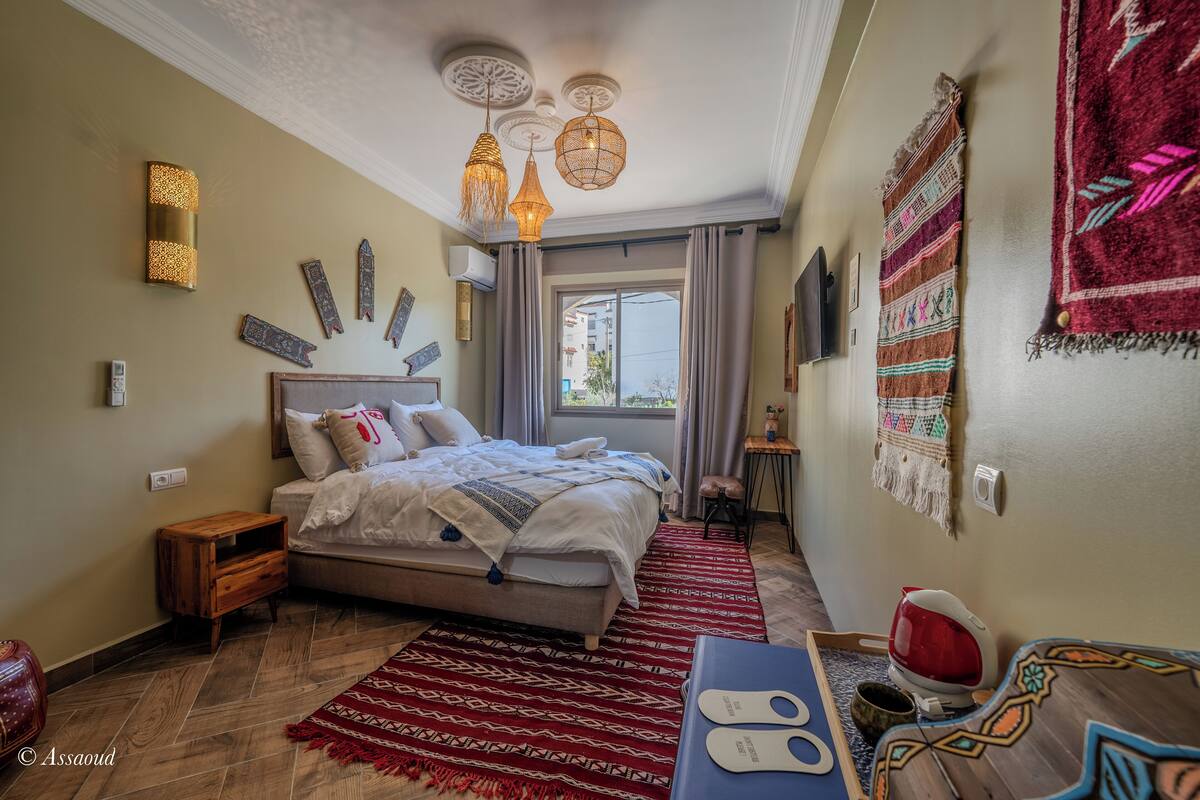Najib | In-room safe, laptop workspace, individually decorated, bed sheets