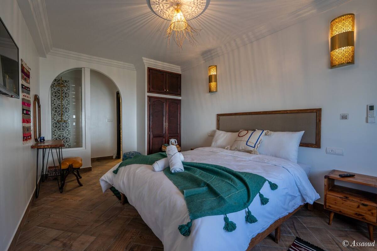 Samy | In-room safe, laptop workspace, individually decorated, bed sheets