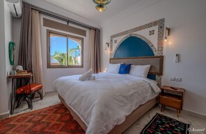 Luxury-Zimmer | Zimmersafe, individuell dekoriert, laptopgeeigneter Arbeitsplatz