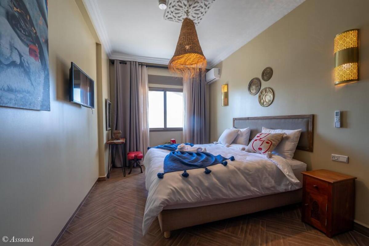 Fahd | In-room safe, laptop workspace, individually decorated, bed sheets
