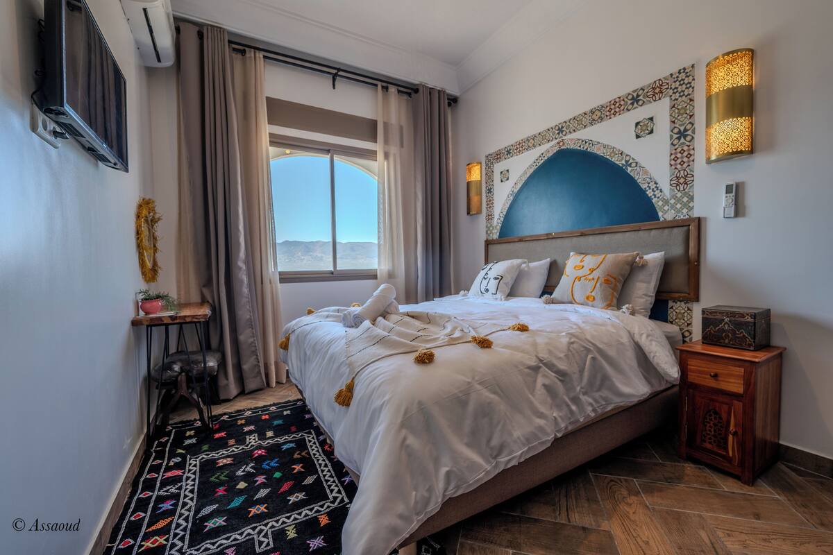 Zouhra | In-room safe, laptop workspace, individually decorated, bed sheets