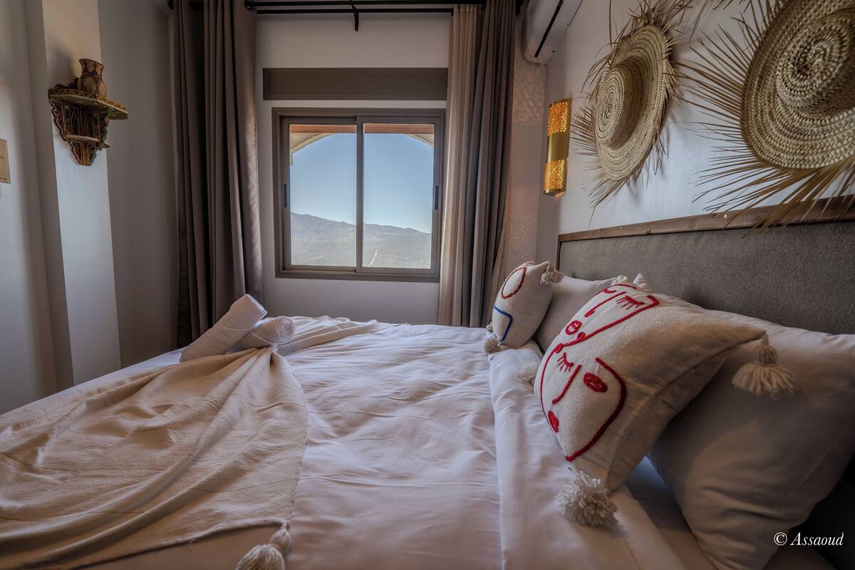 Fatima | In-room safe, laptop workspace, individually decorated, bed sheets