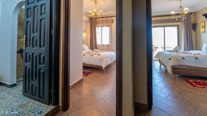 Familie suite, 2 slaapkamers, airconditioning, uitzicht op bergen | Kamervoorziening