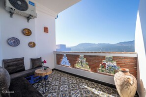 Familien-Suite, 2 Schlafzimmer, Klimaanlage, Bergblick | Terrasse/Patio