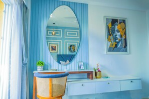 Deluxe-Apartment, 2 Schlafzimmer, Balkon, Poolblick | 2 Schlafzimmer, Bügeleisen/Bügelbrett, kostenloses WLAN