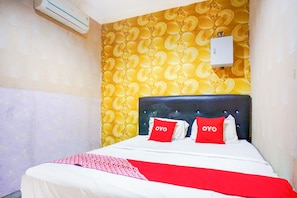 Standard Double Room | Premium bedding, free WiFi, bed sheets - Hotel O Asyaffirah Near Masjid Raya Al Mashun SM Raja Medan (Medan)