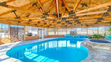 من حمّامات السباحة المغطاة، حمّام سباحة مُدفَّأ